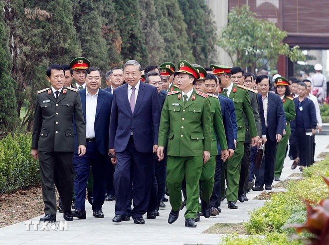 Tổng B&iacute; thư T&ocirc; L&acirc;m đến thăm, l&agrave;m việc tại Trung t&acirc;m Dữ liệu quốc gia số 1. (Ảnh: TTXVN)