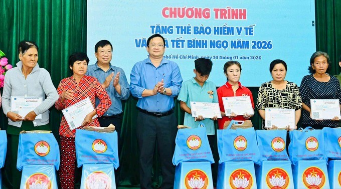 Đồng ch&iacute; Phan Hồng &Acirc;n v&agrave; B&iacute; thư Đảng ủy x&atilde; T&acirc;n Vĩnh Lộc Nguyễn Thanh Nh&atilde; trao qu&agrave; đến người d&acirc;n. (Ảnh: SGGP)