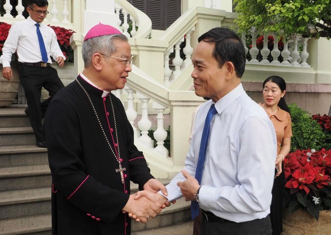 Đồng chí Trần Lưu Quang chúc mừng Giáng sinh Đức Tổng Giám mục Giuse Nguyễn Năng. (Ảnh: SGGP)