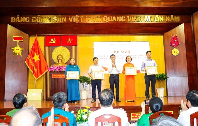 Đồng ch&iacute; Dương Trọng Hiếu trao bằng khen đến c&aacute;c chi bộ (Ảnh SGGP)