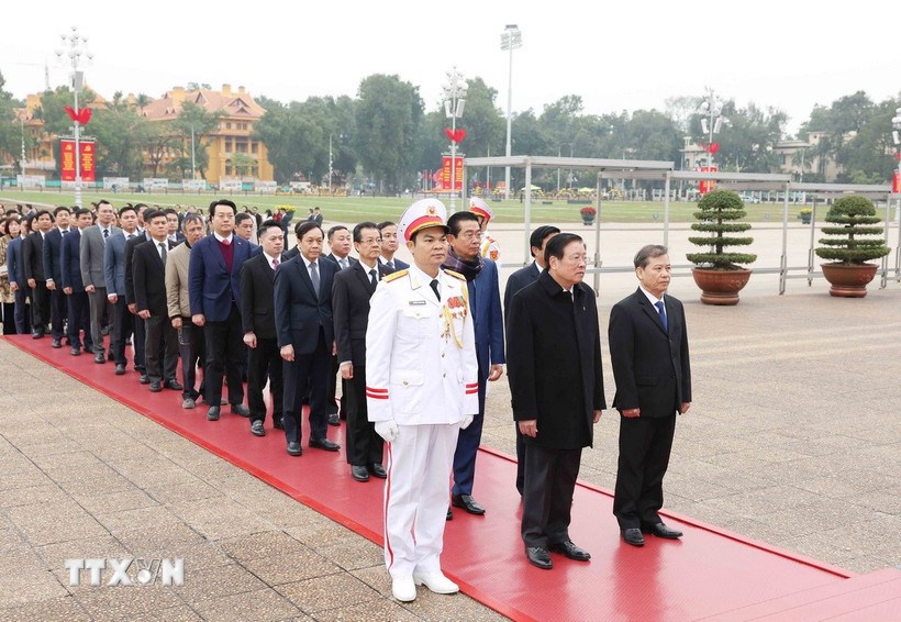 Đo&agrave;n c&aacute;n bộ ng&agrave;nh nội ch&iacute;nh Đảng v&agrave;o Lăng viếng Chủ tịch Hồ Ch&iacute; Minh. (Ảnh: TTXVN)