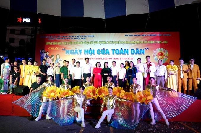 Các đại biểu chụp ảnh cùng các ca sĩ, diễn viên tham gia biểu diễn trong Chương trình nghệ thuật 