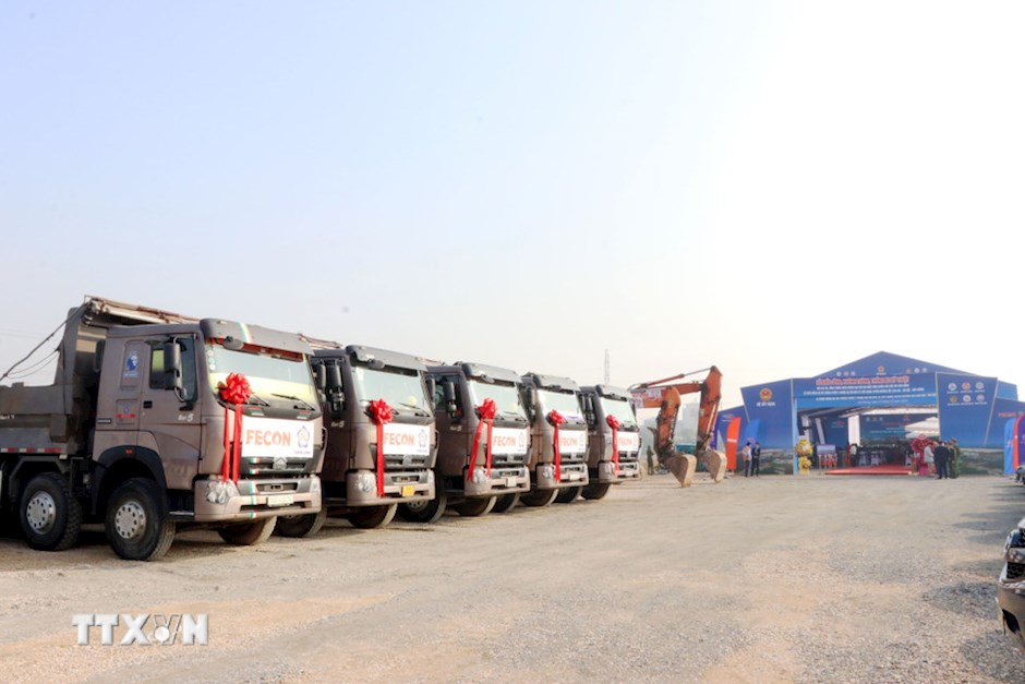 Sáng 19/12/2025, tại xã Gia Lộc, thành phố Hải Phòng, Bộ Xây dựng tổ chức lễ khởi công xây dựng ga Hải Dương Nam thuộc dự án thành phần 1 của Dự án đầu tư xây dựng tuyến đường sắt Lào Cai-Hà Nội-Hải Phòng. Tuyến đường sắt Lào Cai-Hà Nội-Hải Phòng đoạn qua địa bàn thành phố Hải Phòng có tổng chiều dài 110 km, đi qua 23 xã, phường, đặc khu; Tổng kinh phí là 16.318 tỷ đồng. (Ảnh: TTXVN)