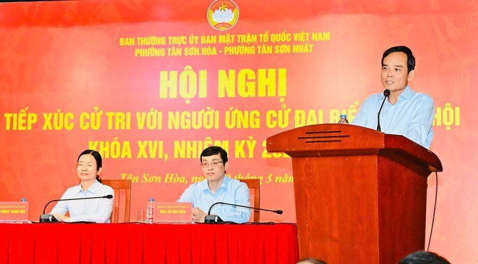 Bí thư Thành ủy TPHCM Trần Lưu Quang trao đổi các ý kiến cử tri nêu ra tại hội nghị. (Ảnh: SGGP)