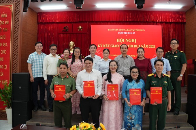 Các đại biểu chụp hình lưu niệm tại hội nghị