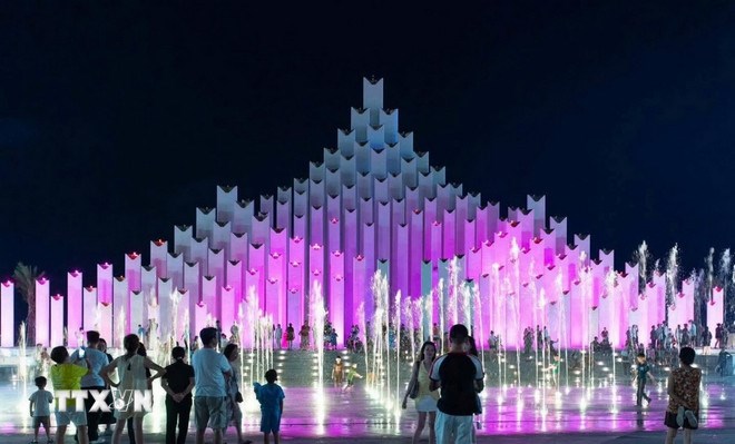 Tháp Tam Thắng gồm hơn 143 trụ tháp, cao từ hơn 3m đến hơn 30m, kết hợp hài hòa với đài phun nước và hệ thống chiếu sáng nghệ thuật lung linh vào ban đêm. (Ảnh: TTXVN)