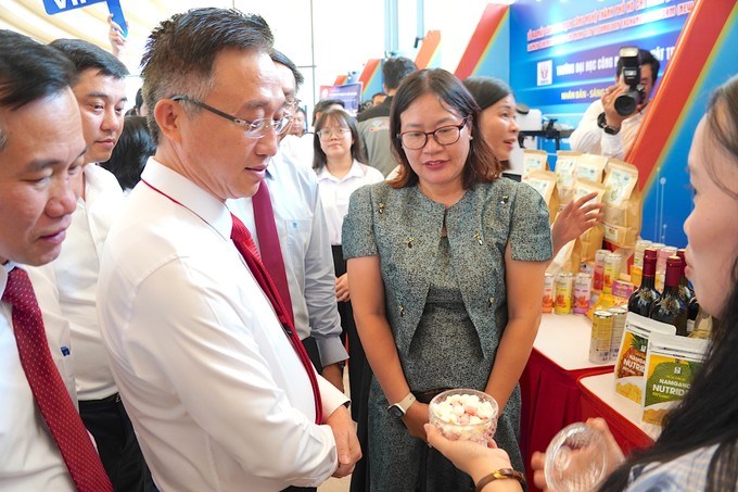 Đại biểu tham quan không gian trưng bày sản phẩm nghiên cứu khoa học, y - vi sinh. (Ảnh: SGGP)