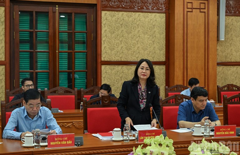 Đồng chí Lâm Thị Phương Thanh báo cáo tình hình triển khai thực hiện Nghị quyết số 80-NQ/TW. (Ảnh: NhanDan.vn)
