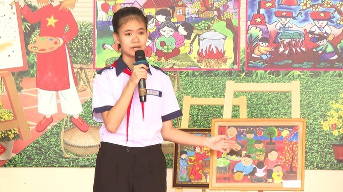 T&aacute;c giả giới thiệu về t&aacute;c phẩm hội họa của m&igrave;nh tại hội thi