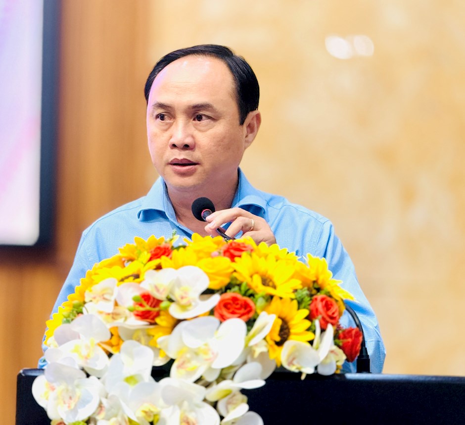 Ông Lê Hoàng Hà trình bày chương trình hành động tại buổi tiếp xúc cử tri phường Đức Nhuận. Ảnh: THÁI PHƯƠNG