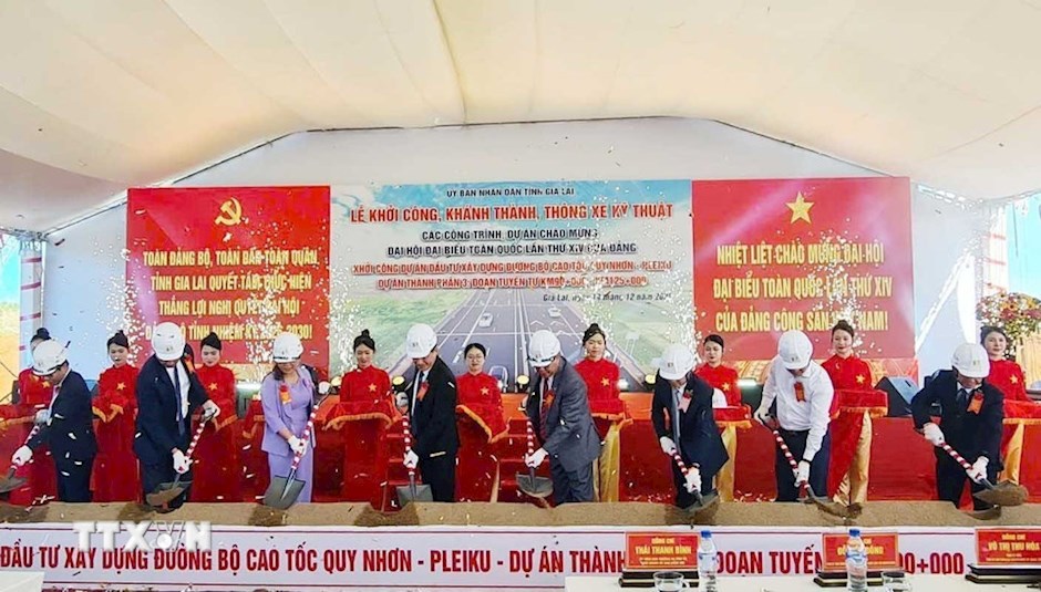Sáng 19/12/2025, tại phường Hội Phú, Ủy ban Nhân dân tỉnh Gia Lai tổ chức Lễ khởi công Dự án thành phần 3 thuộc Dự án đầu tư xây dựng đường bộ cao tốc Quy Nhơn-Pleiku. Dự án cao tốc Quy Nhơn-Pleiku có chiều dài khoảng 125 km, quy mô 4 làn xe, tốc độ thiết kế 100 km/h, tổng mức đầu tư hơn 43.700 tỷ đồng, được chia thành 3 dự án thành phần. (Ảnh: TTXVN)