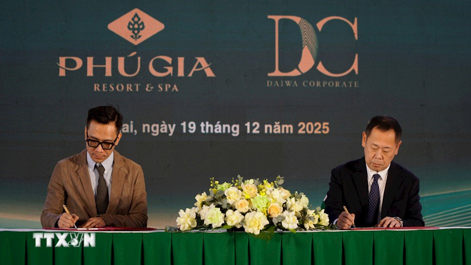 Ký kết biên bản ghi nhớ giữa chủ đầu tư và đối tác. (Ảnh: TTXVN)