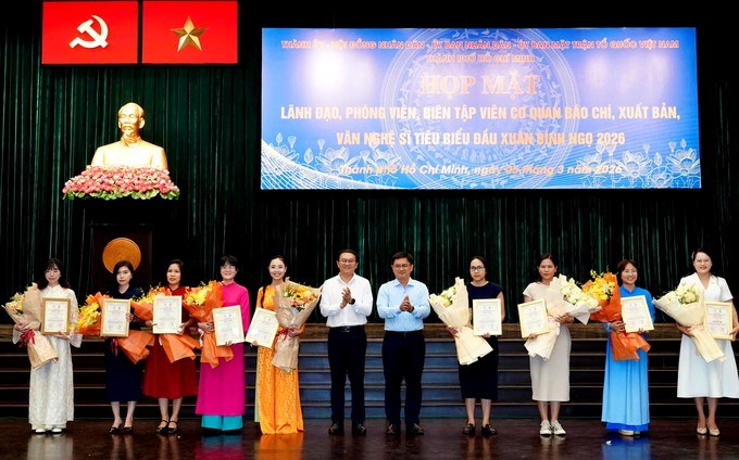 Phó Chủ tịch UBND TPHCM Nguyễn Mạnh Cường và Giám đốc Sở KH-CN Lâm Đình Thắng trao giải cho các tác giả, nhóm tác giả. (Ảnh: SGGP)