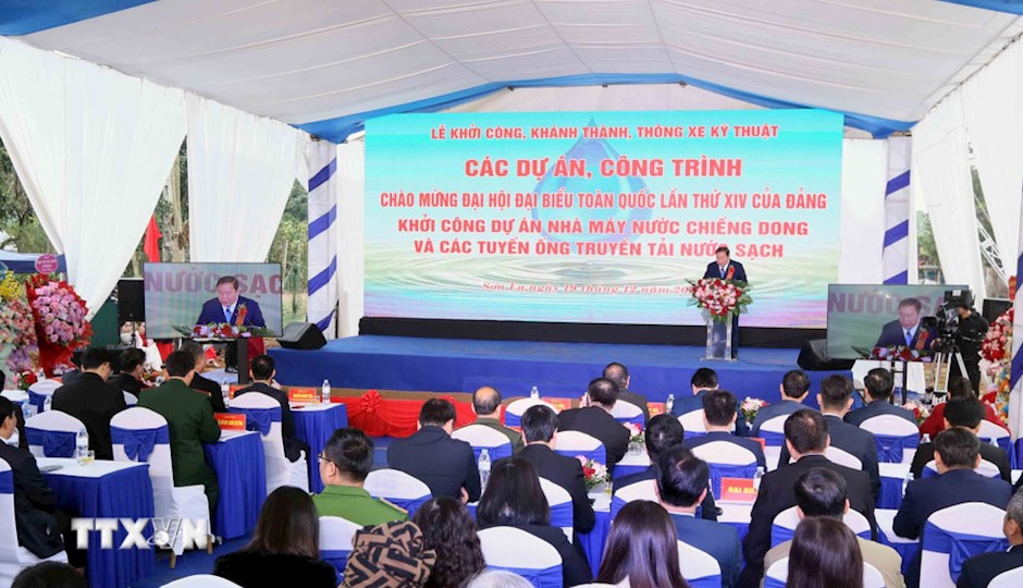 Sáng 19/12/2025, Ủy ban nhân dân tỉnh Sơn La tổ chức Lễ khởi công Dự án xây dựng Nhà máy cấp nước Chiềng Dong và các tuyến ống truyền tải nước sạch, kết nối thành phố Sơn La và huyện Mai Sơn (cũ). Đây là công trình trọng điểm chào mừng Đại hội đại biểu toàn quốc lần thứ XIV của Đảng. (Ảnh: TTXVN)
