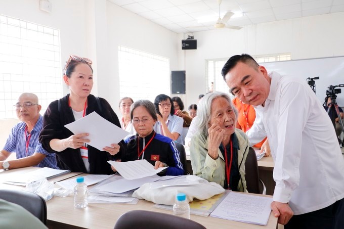 Trưởng Ban Tiếp c&ocirc;ng d&acirc;n Trung ương Nguyễn Hồng Điệp trao đổi với người d&acirc;n. (Ảnh: SGGP)