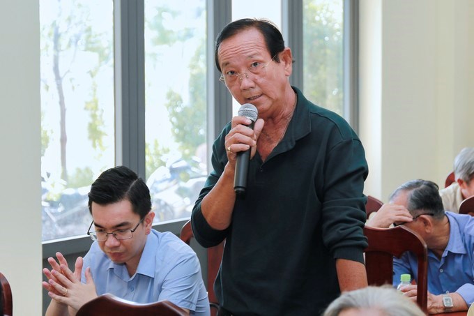 Cử tri nêu ý kiến tại buổi tiếp xúc