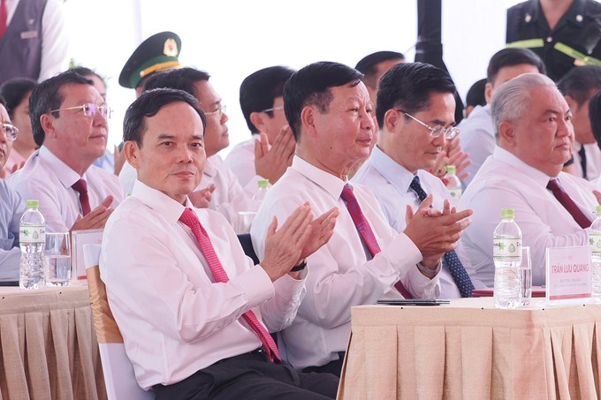 Bí thư Thành ủy TPHCM Trần Lưu Quang, Phó Chủ tịch Tập đoàn Vingroup Lê Khắc Hiệp, Giám đốc Sở Xây dựng TPHCM Trần Quang Lâm tham dự lễ động thổ Dự án tuyến đường sắt Bến Thành – Cần Giờ. (Ảnh: SGGP)