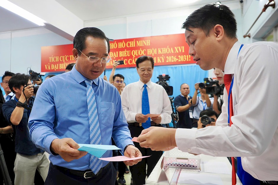Nguyên Thủ tướng Nguyễn Tấn Dũng và Chủ tịch UBND TPHCM Nguyễn Văn Được nhận phiếu bầu ĐBQH khóa XVI và ĐB HĐND các cấp nhiệm kỳ 2026–2031 tại khu vực bỏ phiếu số 2, phường Xuân Hòa, sáng 15-3. Ảnh: HOÀNG HÙNG