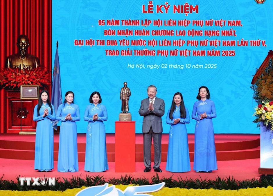 Tổng Bí thư Tô Lâm tặng bức tượng Chủ tịch Hồ Chí Minh cho Hội Liên hiệp Phụ nữ Việt Nam. (Ảnh: TTXVN)