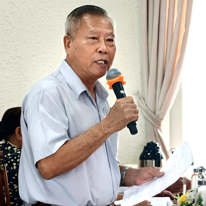 Người d&acirc;n đ&oacute;ng g&oacute;p &yacute; kiến tại hội nghị