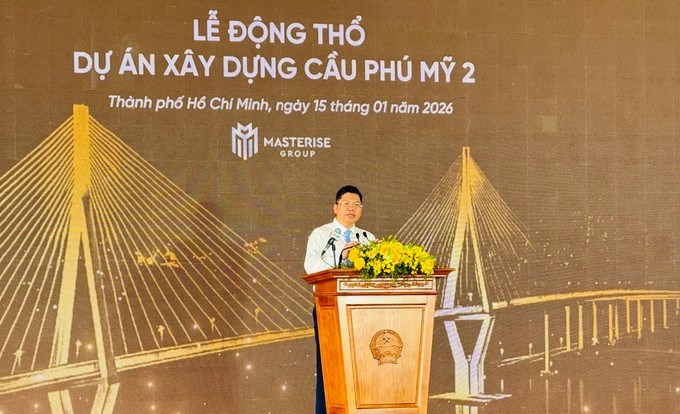 Ph&oacute; Chủ tịch UBND TPHCM Ho&agrave;ng Nguy&ecirc;n Dinh ph&aacute;t biểu chỉ đạo tại lễ động thổ cầu Ph&uacute; Mỹ 2, s&aacute;ng 15/1. (Ảnh: SGGP)