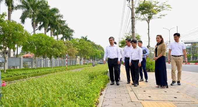 Đồng ch&iacute; Nguyễn Phước Lộc thị s&aacute;t tuyến đường trồng c&acirc;y xanh của x&atilde;. (Ảnh: SGGP)