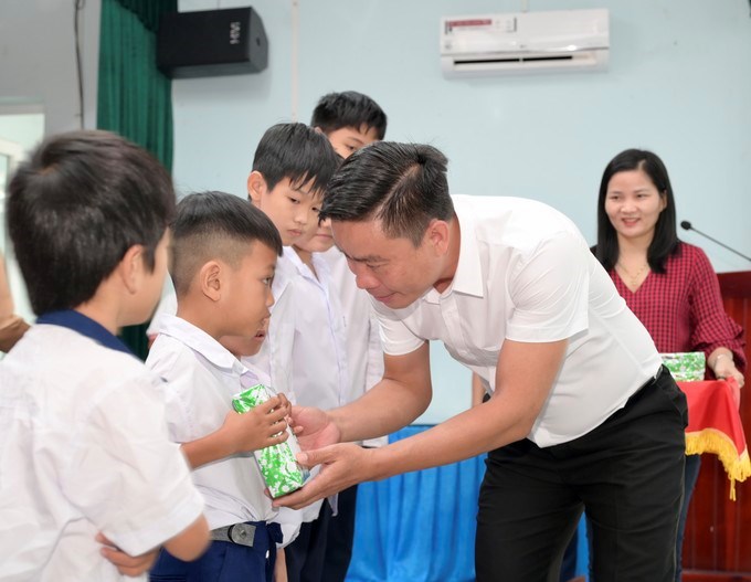 Ph&oacute; Chủ tịch Hội N&ocirc;ng d&acirc;n TPHCM Trương Th&agrave;nh Quang trao qu&agrave; đến c&aacute;c em học sinh. (Ảnh: SGGP)