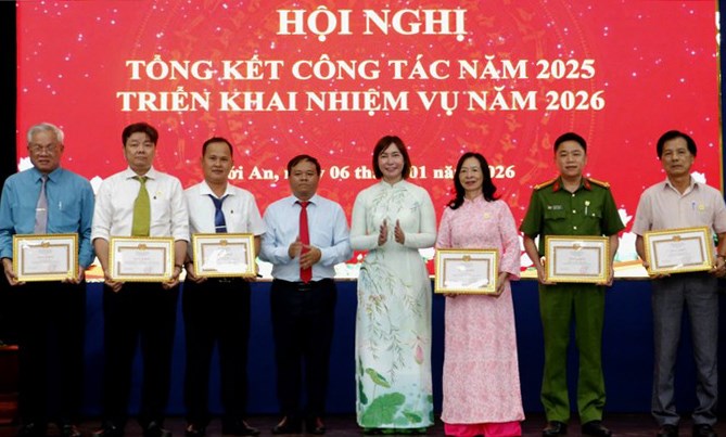 L&atilde;nh đạo phường Thới An trao khen thưởng c&aacute;c tập thể, c&aacute; nh&acirc;n