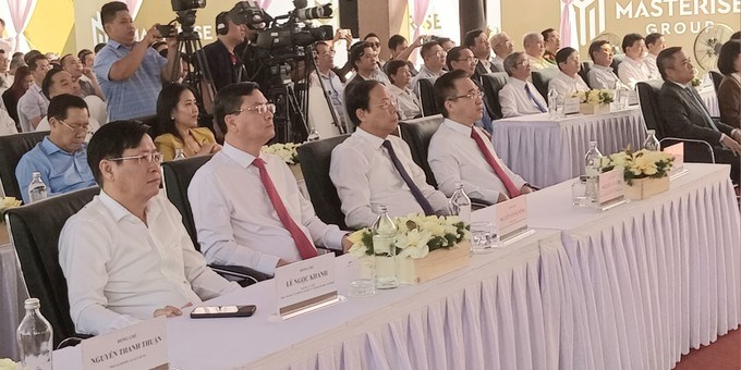 L&atilde;nh đạo TPHCM v&agrave; đại diện c&aacute;c sở, ban ng&agrave;nh tham dự lễ khởi c&ocirc;ng. (Ảnh: SGGP)