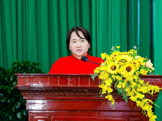 Chủ tịch UBND phường Thủ Đức Nguyễn Thị Mai Trinh b&aacute;o c&aacute;o tại hội nghị. (Ảnh: SGGP)