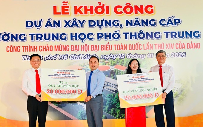Ban Quản l&yacute; dự &aacute;n đầu tư x&acirc;y dựng c&aacute;c c&ocirc;ng tr&igrave;nh d&acirc;n dụng v&agrave; c&ocirc;ng nghiệp trao tặng 20 triệu đồng cho Quỹ v&igrave; người ngh&egrave;o của x&atilde; Ph&uacute; H&ograve;a Đ&ocirc;ng v&agrave; 20 triệu đồng cho Quỹ khuyến học của Trường THPT Trung Ph&uacute;. (Ảnh: SGGP)
