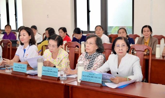Các đồng chí nguyên lãnh đạo TPHCM và cán bộ nữ TPHCM dự buổi họp mặt. (Ảnh: SGGP)