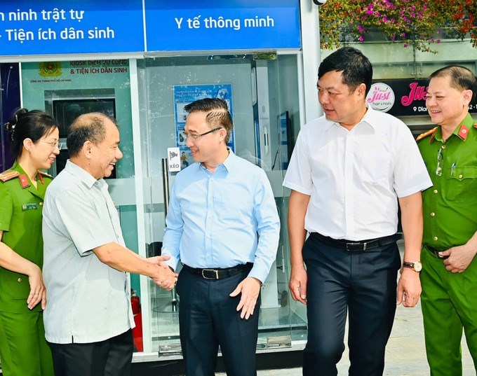 Đồng ch&iacute; Đặng Minh Th&ocirc;ng gặp gỡ, trao đổi với người d&acirc;n về những trải nghiệm tiện &iacute;ch của &ldquo;Trạm c&ocirc;ng d&acirc;n số&rdquo;. (Ảnh: SGGP)