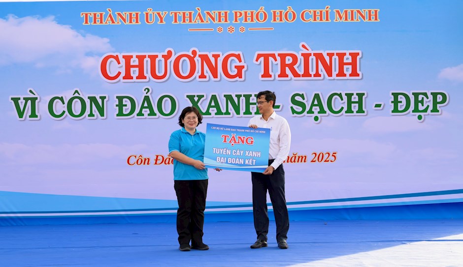 Đồng chí Văn Thị Bạch Tuyết trao tặng công trình 