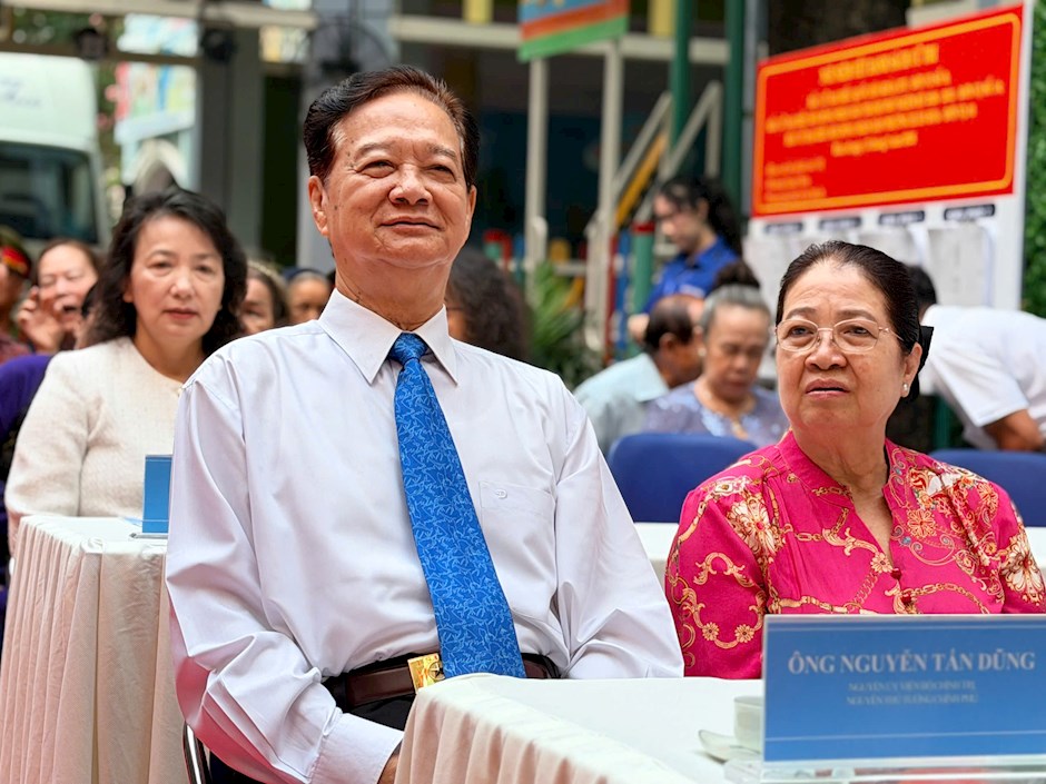Nguyên Thủ tướng Nguyễn Tấn Dũng tham dự tại khu vực bỏ phiếu số 2, phường Xuân Hòa