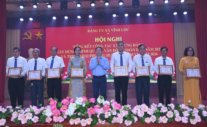 Đồng ch&iacute; Dương Anh Đức, Ủy vi&ecirc;n Ban Thường vụ Th&agrave;nh ủy, Trưởng Ban Tuy&ecirc;n gi&aacute;o v&agrave; D&acirc;n vận Th&agrave;nh ủy TPHCM trao khen thưởng đối với c&aacute;c tập thể