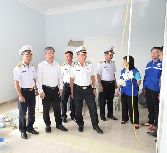 L&atilde;nh đạo TPHCM khảo s&aacute;t thực tế để thực hiện c&aacute;c c&ocirc;ng tr&igrave;nh tại Lữ đo&agrave;n 955 - V&ugrave;ng 4 Hải qu&acirc;n. (Ảnh: SGGP)