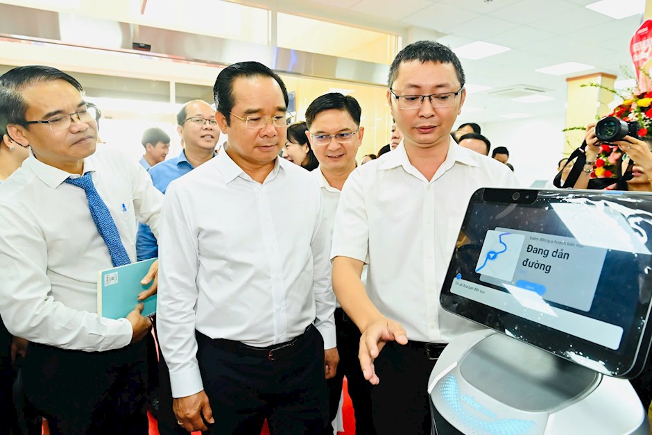 Đo&agrave;n tham quan robot dẫn đường tại trung t&acirc;m