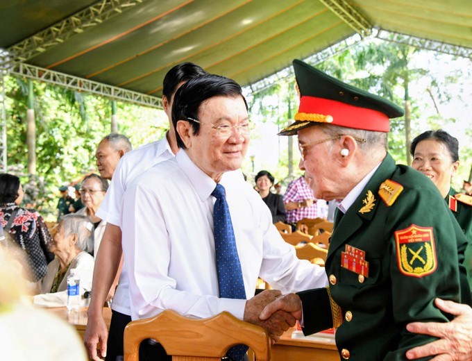 Nguy&ecirc;n Chủ tịch nước Trương Tấn Sang thăm hỏi Đại t&aacute;, Anh h&ugrave;ng Lực lượng vũ trang nh&acirc;n d&acirc;n Nguyễn Văn T&agrave;u. (Ảnh: SGGP)