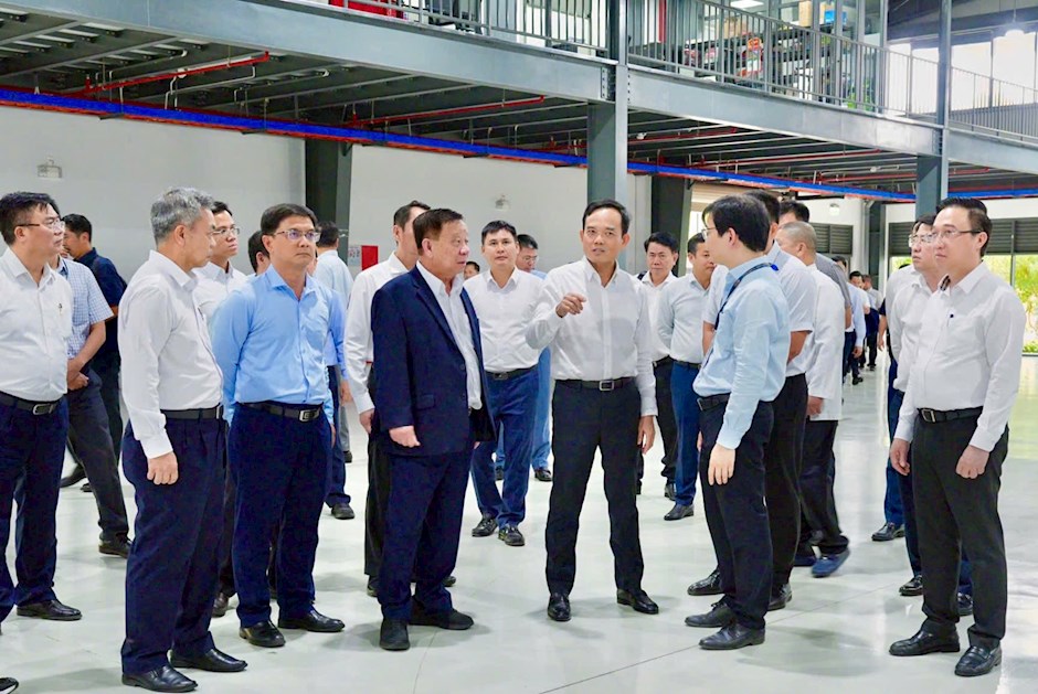 Đồng ch&iacute; Trần Lưu Quang c&ugrave;ng c&aacute;c đại biểu tham quan khu vực Hỗ trợ khởi nghiệp đổi mới s&aacute;ng tạo của Tập đo&agrave;n Becamex. 