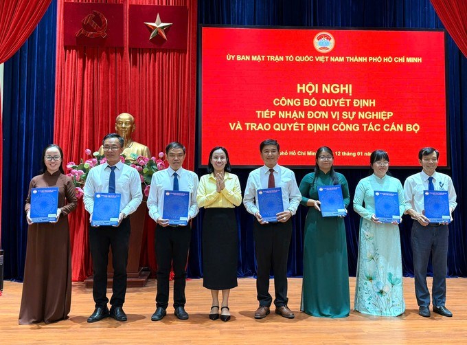 Đồng ch&iacute; V&otilde; Ngọc Thanh Tr&uacute;c trao c&aacute;c quyết định nh&acirc;n sự Nh&agrave; Thiếu nhi TPHCM. (Ảnh: SGGP)