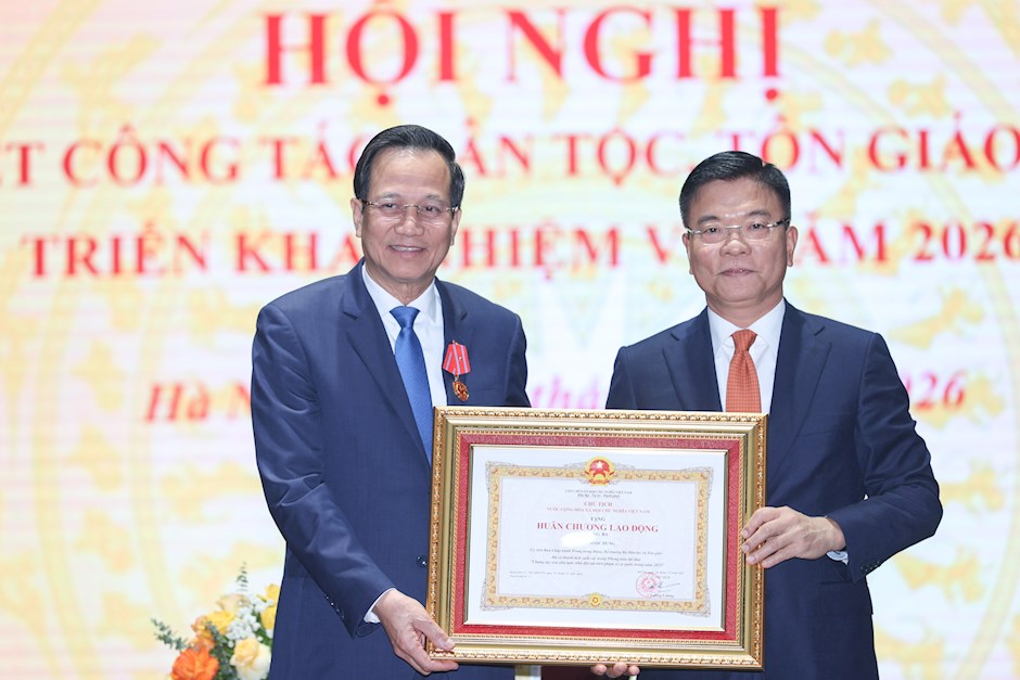 Thay mặt l&atilde;nh đạo Đảng, Nh&agrave; nước, Ph&oacute; Thủ tướng L&ecirc; Th&agrave;nh Long trao Hu&acirc;n chương Lao động hạng Ba tặng Bộ trưởng Đ&agrave;o Ngọc Dung về th&agrave;nh t&iacute;ch xuất sắc trong chỉ đạo triển khai Chương tr&igrave;nh x&oacute;a nh&agrave; tạm, dột n&aacute;t. (Ảnh: VGP)