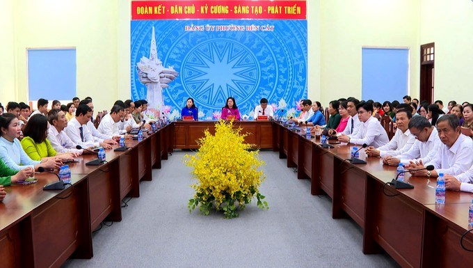 C&ugrave;ng ng&agrave;y, phường Bến C&aacute;t tổ chức lễ b&agrave;n giao trang thiết bị c&ocirc;ng nghệ th&ocirc;ng tin cho c&aacute;c khu phố