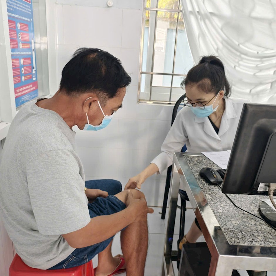 &Ocirc;ng Nguyễn Phước Vĩnh, ngụ tại phường T&acirc;y Nam đến kh&aacute;m bệnh v&igrave; đau nhức khớp gối, tho&aacute;i h&oacute;a đốt sống cổ