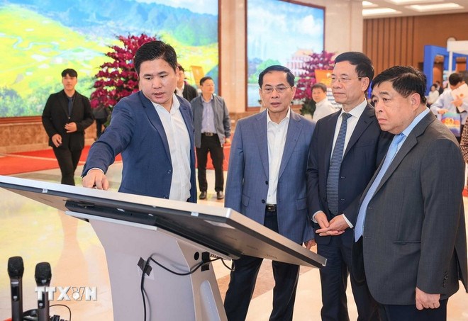 Ph&oacute; Thủ tướng Nguyễn Ch&iacute; Dũng, Ph&oacute; Thủ tướng B&ugrave;i Thanh Sơn tham quan trưng b&agrave;y sản phẩm c&ocirc;ng nghệ số tại Diễn đ&agrave;n Quốc gia ph&aacute;t triển kinh tế số v&agrave; x&atilde; hội số lần thứ 3. (Ảnh: TTXVN)