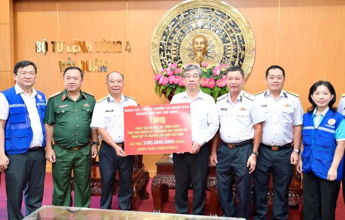 L&atilde;nh đạo TPHCM trao tặng kinh ph&iacute; 500 triệu đồng hỗ trợ Bộ Tư lệnh V&ugrave;ng 4 Hải qu&acirc;n chăm lo qu&acirc;n, d&acirc;n tại c&aacute;c đảo thuộc quần đảo Trường Sa. (Ảnh: SGGP)