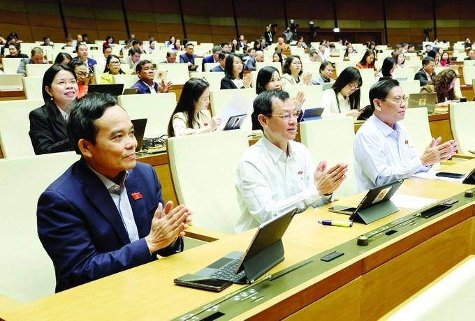 B&iacute; thư Th&agrave;nh ủy TPHCM Trần Lưu Quang v&agrave; c&aacute;c đại biểu Quốc hội tại phi&ecirc;n họp, ng&agrave;y 10/12, Kỳ họp thứ 10, Quốc hội kh&oacute;a XV. (Ảnh: SGGP)