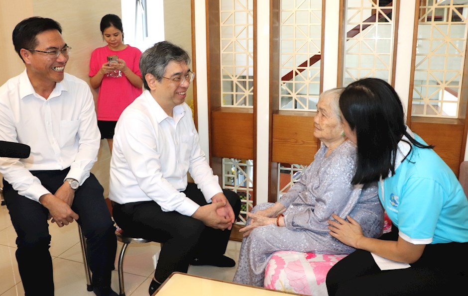 Phó Bí thư Thành ủy, Chủ tịch Ủy ban MTTQ Việt Nam TPHCM Nguyễn Phước Lộc ân cần thăm hỏi sức khỏe Mẹ Việt Nam Anh hùng Trần Thị Lưỡng. Ảnh:  SGGP