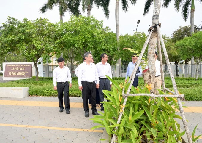 Đồng ch&iacute; Nguyễn Phước Lộc thị s&aacute;t tuyến đường c&acirc;y xanh của x&atilde; khi thực hiện c&ocirc;ng tr&igrave;nh 