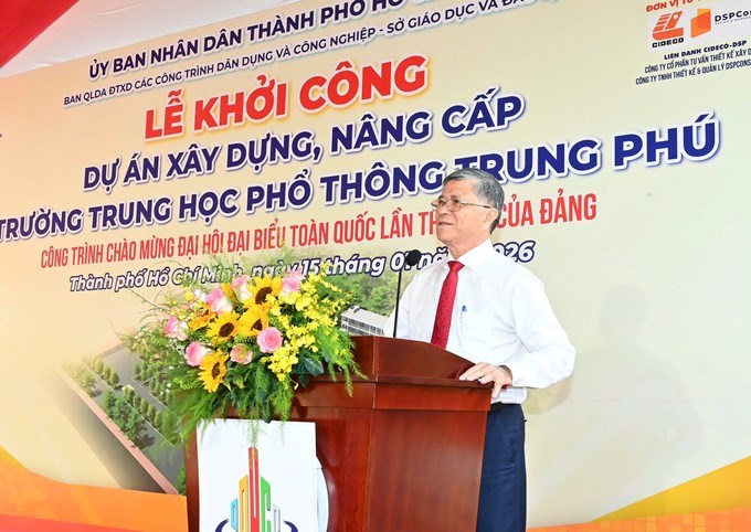 Gi&aacute;m đốc Sở GD-ĐT TPHCM Nguyễn Văn Hiếu ph&aacute;t biểu tại lễ khởi c&ocirc;ng. (Ảnh: SGGP)